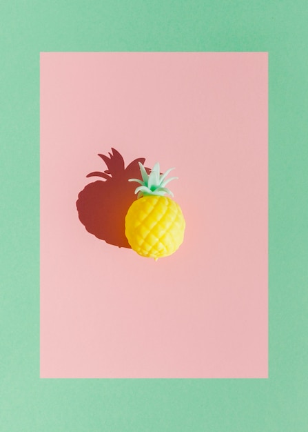 Foto gratuita giocattolo di ananas giallo vista dall'alto