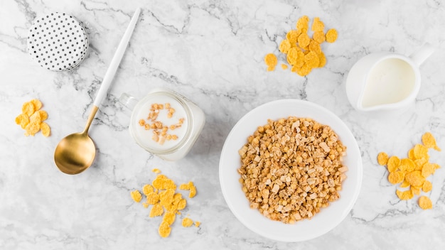 Foto gratuita yogurt vista dall'alto con cornflakes