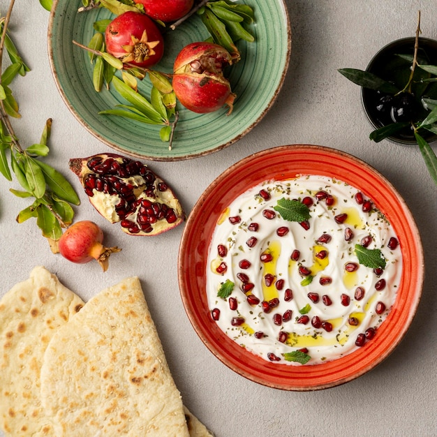 Vista dall'alto di yogurt con melograno e olio