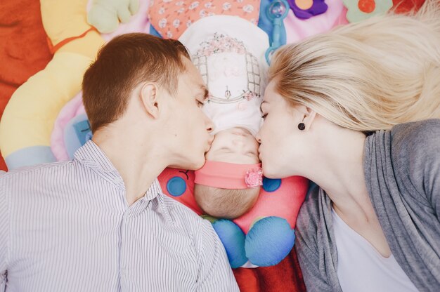 自分の赤ちゃんにキス若いカップルの上面図
