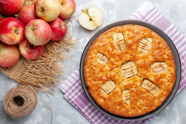 Бесплатное фото Вид сверху вкусный яблочный пирог со свежими красными яблоками на белом фоне пирог сахар сладкий выпечка торт фрукты