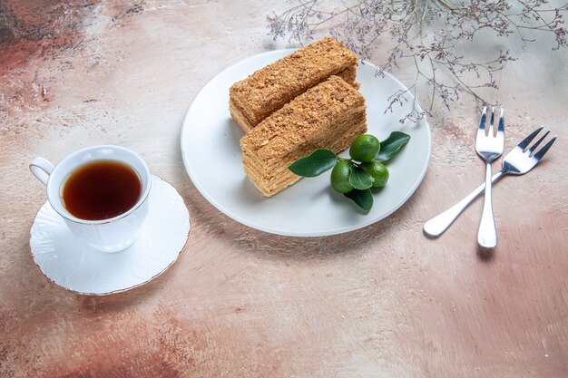 상위 뷰 맛있는 케이크 조각 꿀 케이크와 빛에 차