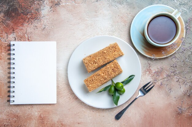 上面図おいしいケーキスライスハニーケーキとお茶の光