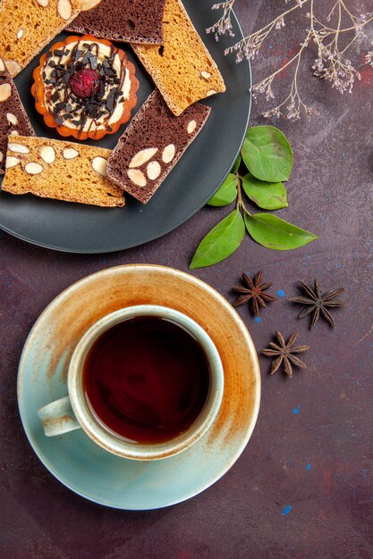 黒のお茶とおいしいケーキのスライスの上面図