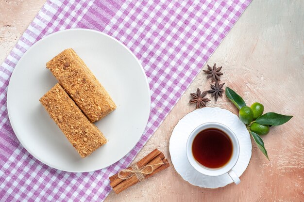 ライトでお茶とトップビューおいしいケーキスライス