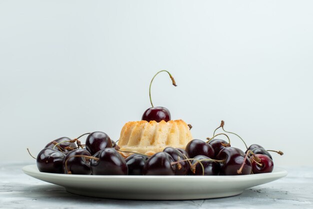 Una torta squisita di vista superiore con le ciliege all'interno del biscotto della frutta dello zucchero del biscotto del piatto