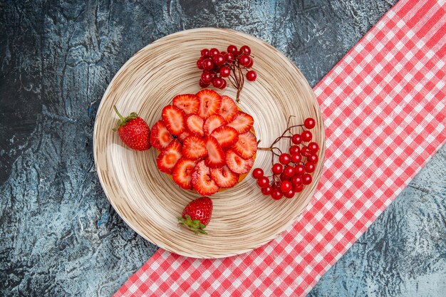 Torta gustosa vista dall'alto con fragole fresche su sfondo scuro