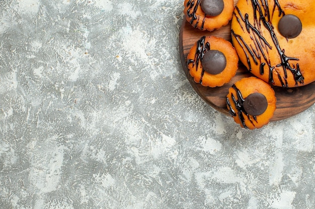 Vista dall'alto deliziose torte con cioccolato e glassa sul pavimento bianco torta dolce torta al cacao dolce