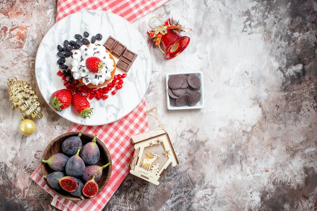 Top view yummy cakes with fresh fruits on light background