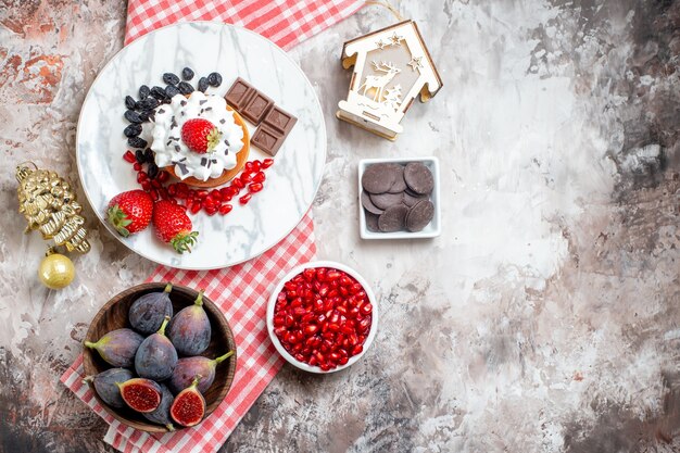 Вид сверху вкусные торты со свежими фруктами на светлом фоне