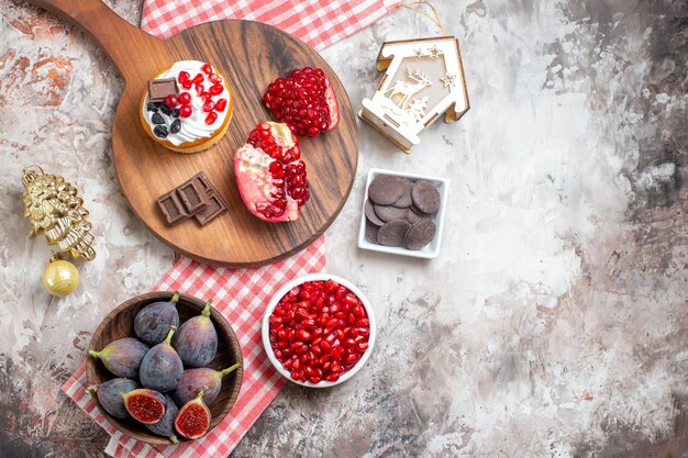 Top view yummy cakes with fresh fruits on light background