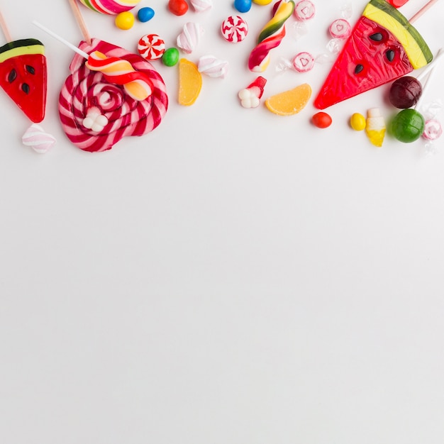 Вид сверху вкусные конфеты с копией пространства