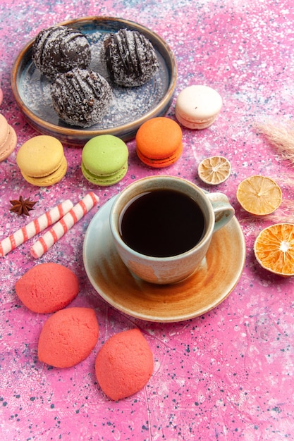 Vista dall'alto gustose torte al cioccolato con macarons sul rosa