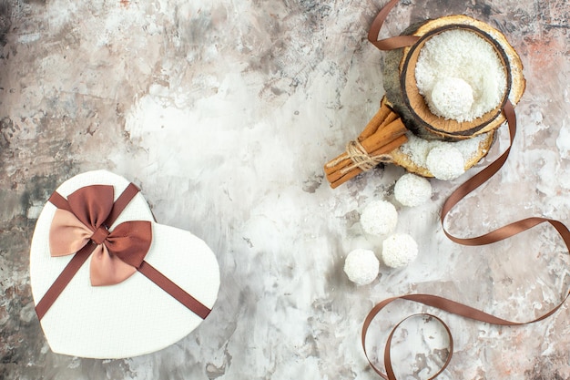 Вид сверху вкусные кокосовые конфеты на светлом фоне лакомство цвет сладкий торт праздник сахар день святого валентина пара подарки любовь