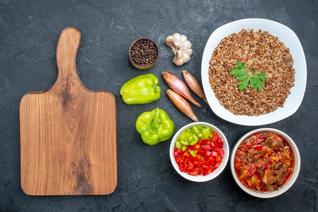 진한 회색에 야채와 함께 상위 뷰 맛있는 요리 메밀