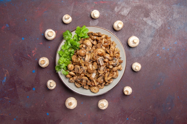 Free photo top view yummy cooked mushrooms with greens on dark