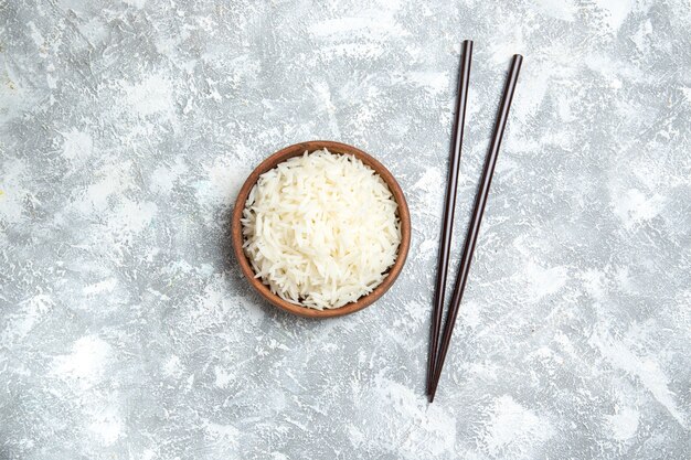 上面図白地に茶色の皿の中のおいしいご飯