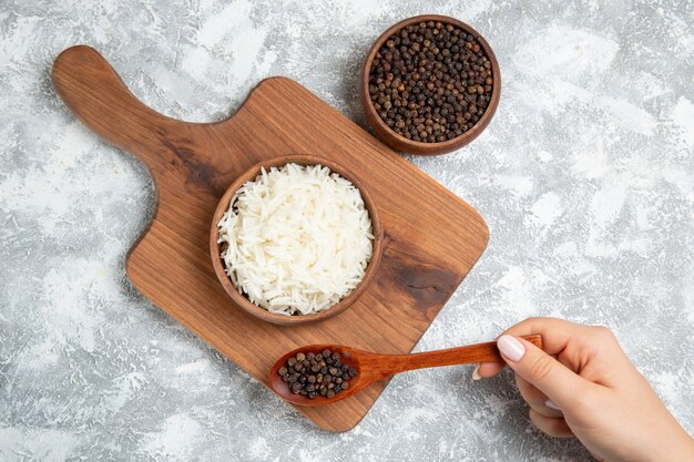 화이트에 후추와 상위 뷰 맛있는 밥