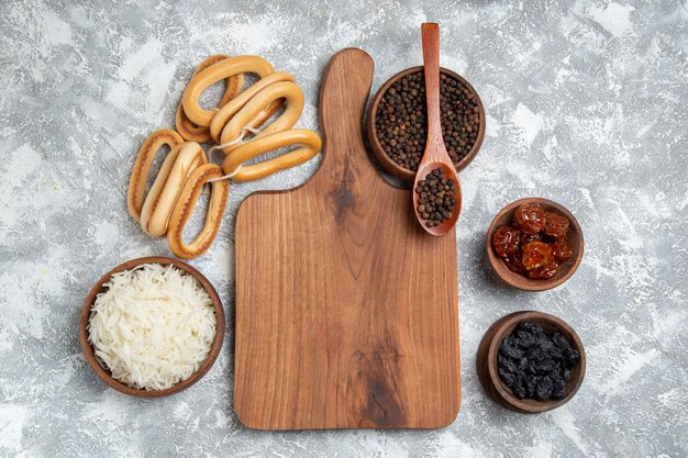 흰색에 조미료와 달콤한 크래커와 상위 뷰 맛있는 밥