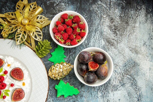 Foto gratuita deliziosa torta alla crema vista dall'alto con frutti diversi