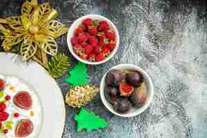 Free photo top view yummy cream cake with different fruits