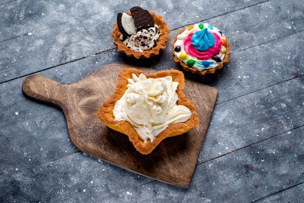 ライトテーブルケーキビスケットクリームスウィートティーにクッキーケーキで形作られた上面図おいしいクリーミーケーキスター
