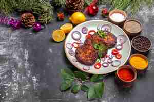 무료 사진 회색 배경 접시 고기 식사에 양파 링 상위 뷰 맛있는 커틀릿 photo