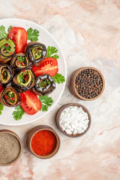 Vista dall'alto gustosi involtini di melanzane con verdure e pomodori