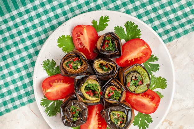 Foto gratuita vista dall'alto gustosi involtini di melanzane con pomodori e verdure?