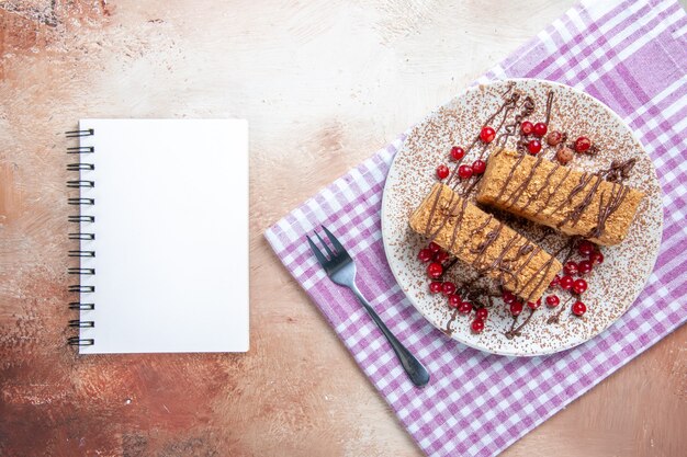 Вид сверху вкусный медовый торт с красными ягодами на свете