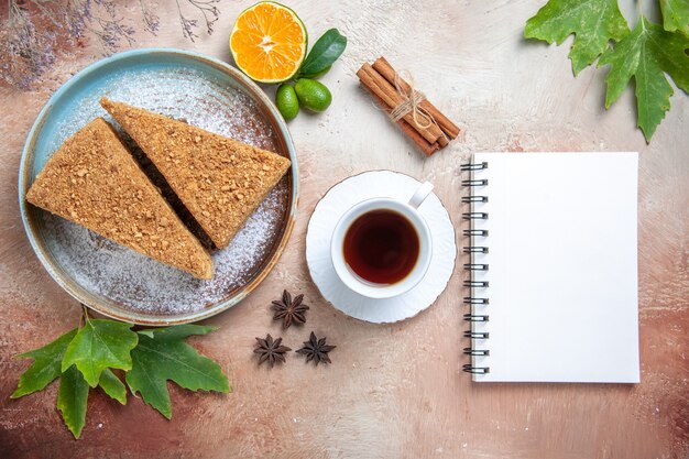 가벼운 책상 설탕 비스킷 달콤한 케이크에 차와 함께 상위 뷰 맛있는 꿀 케이크