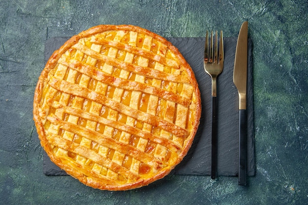 진한 파란색 표면에 맛있는 젤리 파이의 상위 뷰