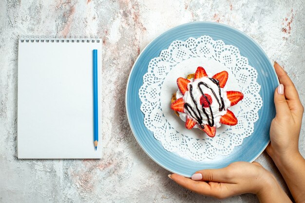 흰색에 크림과 딸기와 상위 뷰 맛있는 작은 케이크