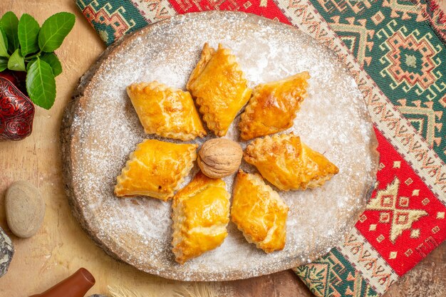 Вид сверху на вкусные ореховые пирожные, сладкие пирожные
