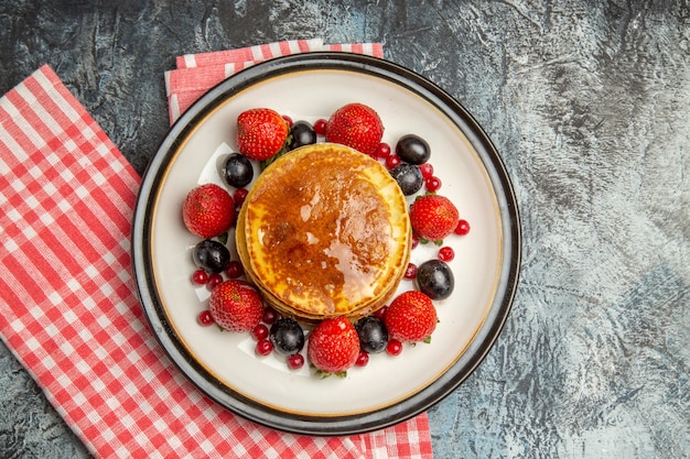 무료 사진 빛에 꿀과 과일을 곁들인 맛있는 팬케이크