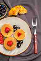 Free photo top view yummy pancakes with olives and fruits on dark