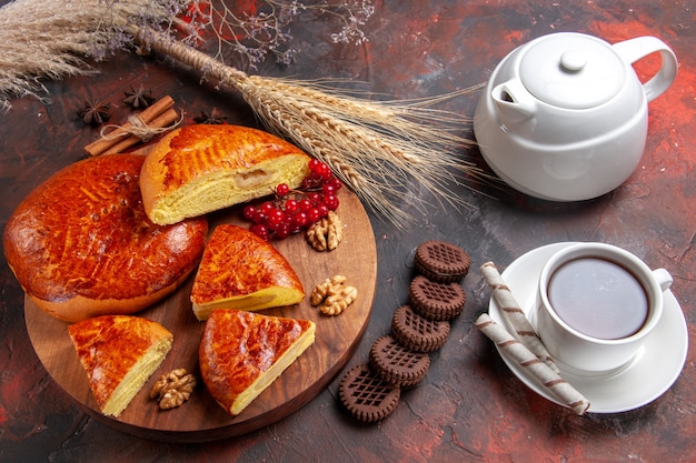 Foto gratuita vista dall'alto di deliziose torte a fette con bacche rosse