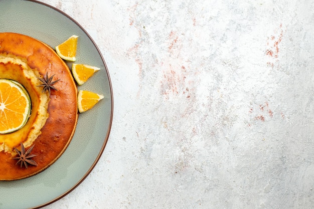 흰색 배경 과일 케이크 파이 비스킷 차 달콤한 디저트에 오렌지 조각을 넣은 차를 위한 맛있는 원형 파이 맛있는 디저트