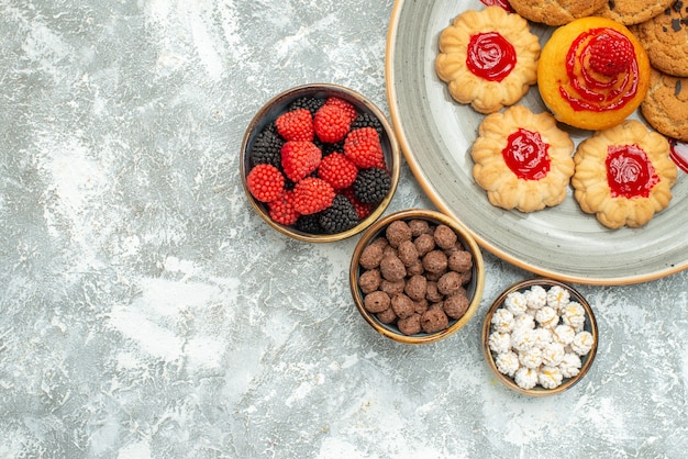 Бесплатное фото Вид сверху вкусное песочное печенье с печеньем и конфетами на белом