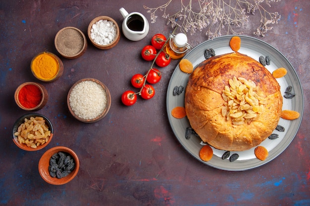 상위 뷰 맛있는 shakh plov 어두운 배경에 조미료와 함께 반죽 안에 쌀 식사를 요리 쌀 식사 음식 저녁 식사 요리