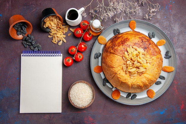 무료 사진 상위 뷰 맛있는 shakh plov 어두운 배경에 토마토와 반죽 안에 쌀 식사 밥 식사 음식 저녁 식사 요리