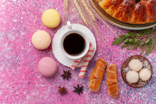Вид сверху вкусный клубничный пирог, фруктовый торт с чашкой чая на розовом