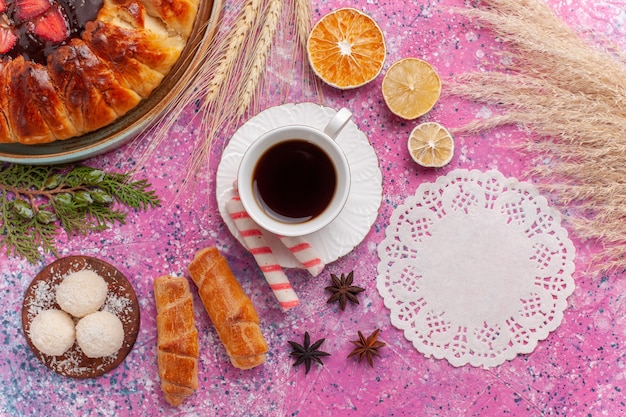 上面図ピンクのゼリーとフルーツとおいしいストロベリーパイフルーティーケーキ