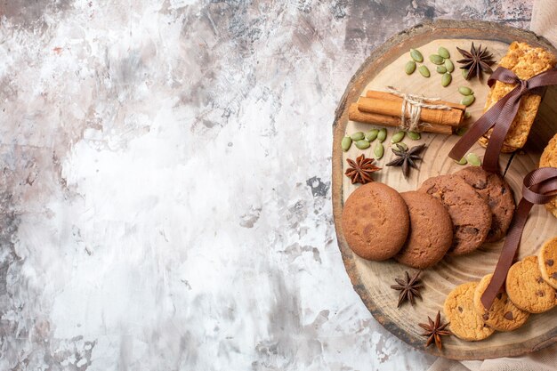 Вид сверху вкусное сладкое печенье на светлом столе цвет какао сахар чай печенье сладкий торт пирог свободное пространство