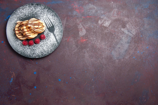 Foto gratuita vista dall'alto di deliziosi panini dolci a fette per il tè all'interno del piatto sul nero