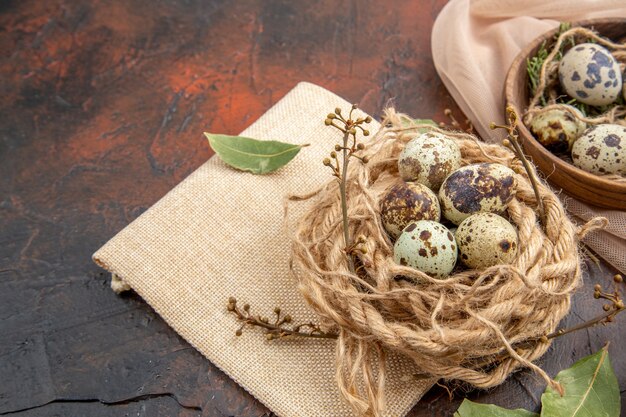 バッグのロープのロールと茶色のテーブルの上の鍋に農場の新鮮な卵の上面図