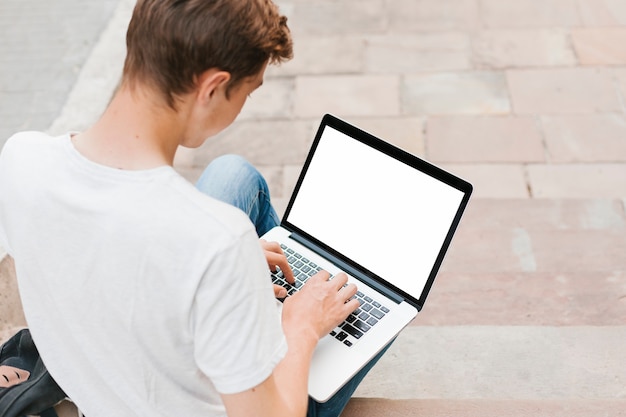 Topview di teen writing sul laptop