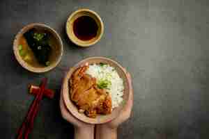 Free photo toriyaki chicken on dark surface