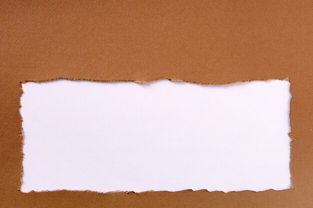 Рваная оберточная бумага рамка на белом фоне