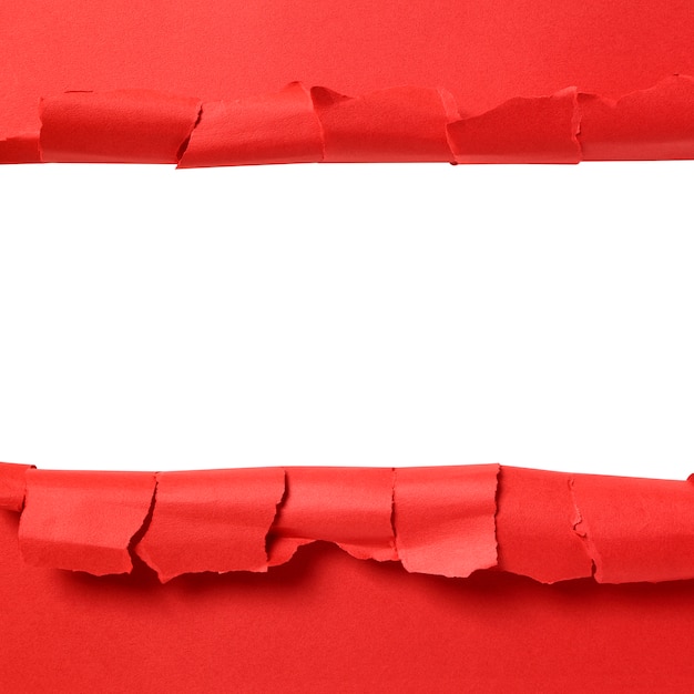 白い背景のコピースペースで引き裂かれた赤い紙のストリップ